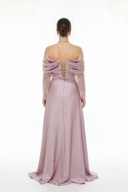 فستان سهرة بمقاسات كبيرة من الساتان الوردي الفاتح بتصميم الكورسيه